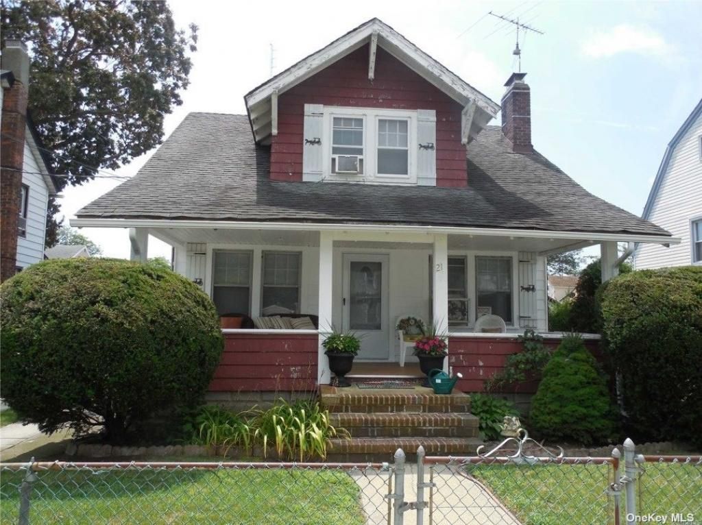 21 Stillwell Place, Freeport, NY 11520 Main Photo