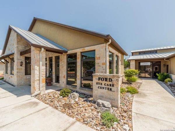 712 Hill Country Dr, Kerrville, TX 78028