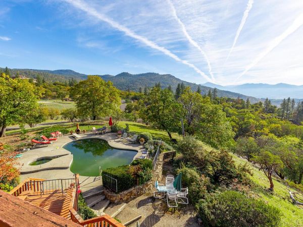 6401 Hillcrest Road, Medford, OR 97504