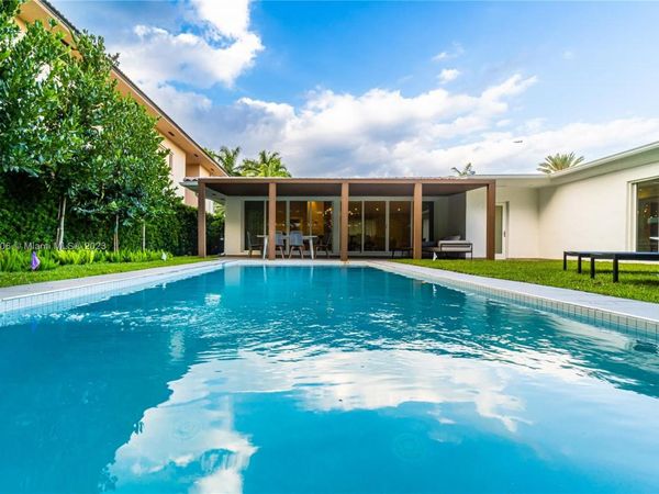 1030 N Venetian Dr, Miami, FL 33139