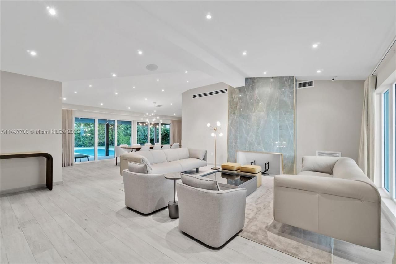 1030 N Venetian Dr, Miami, FL 33139 Photo