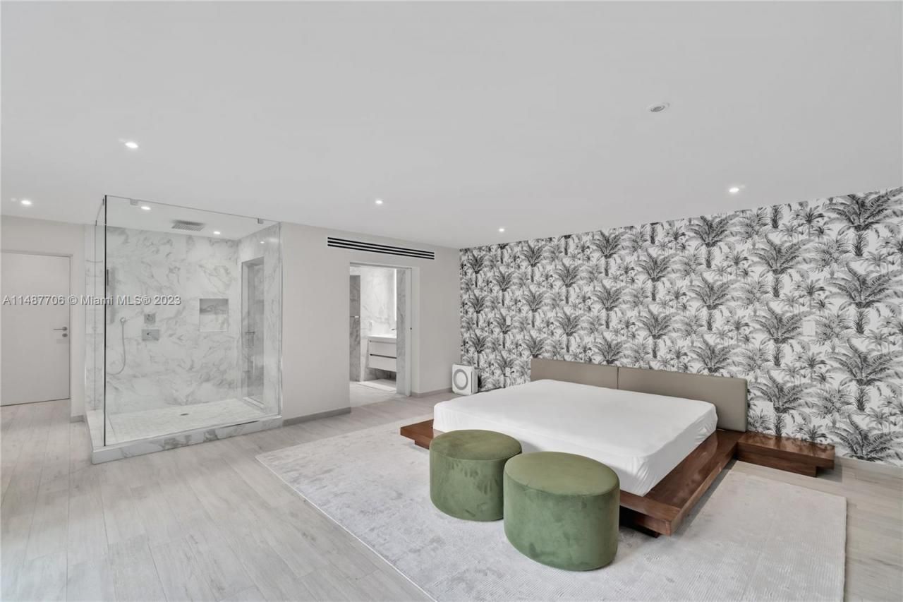 1030 N Venetian Dr, Miami, FL 33139 Photo