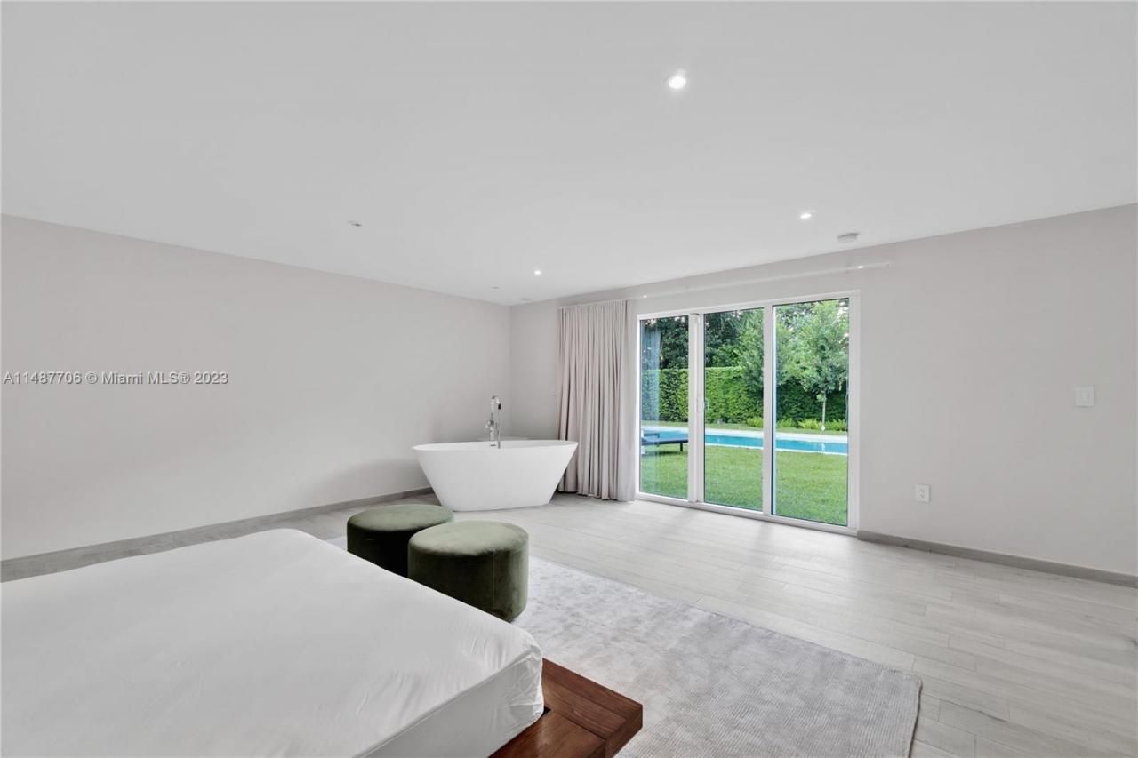 1030 N Venetian Dr, Miami, FL 33139 Photo