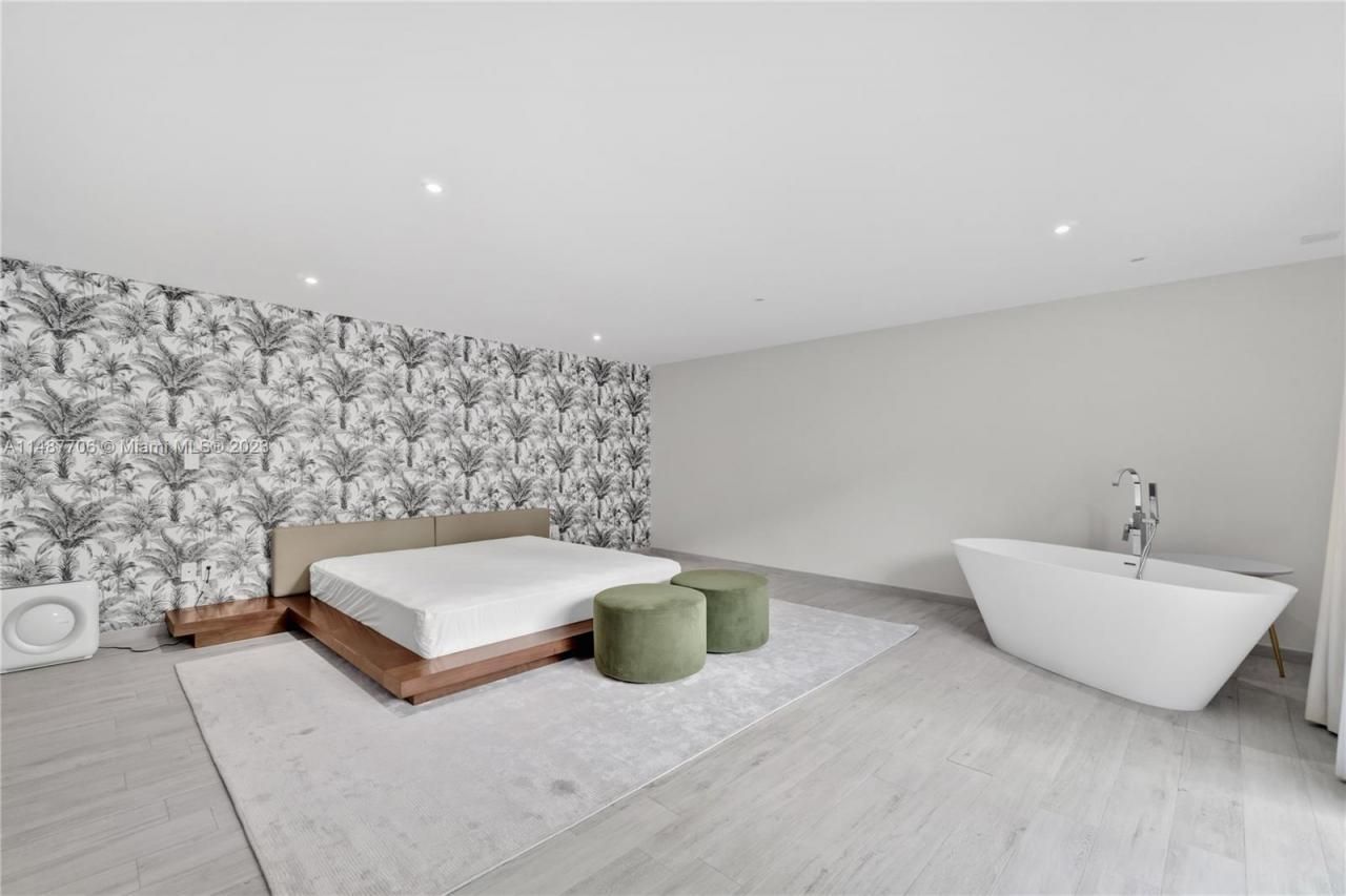 1030 N Venetian Dr, Miami, FL 33139 Photo