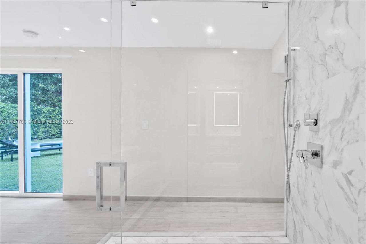 1030 N Venetian Dr, Miami, FL 33139 Photo