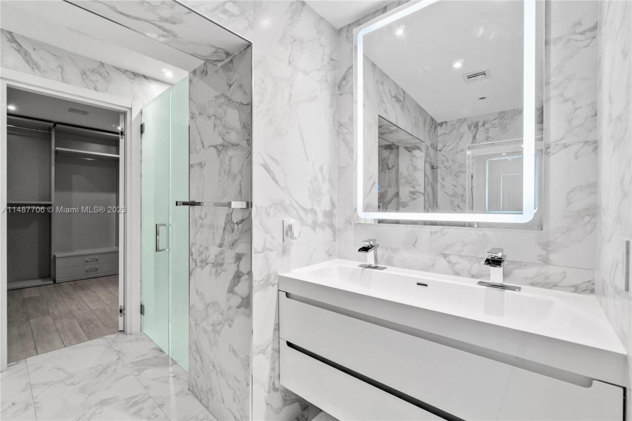 1030 N Venetian Dr, Miami, FL 33139 Photo