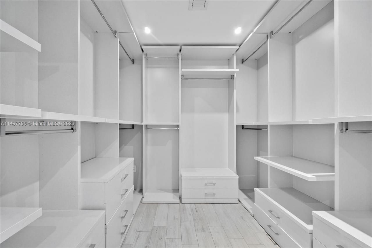 1030 N Venetian Dr, Miami, FL 33139 Photo