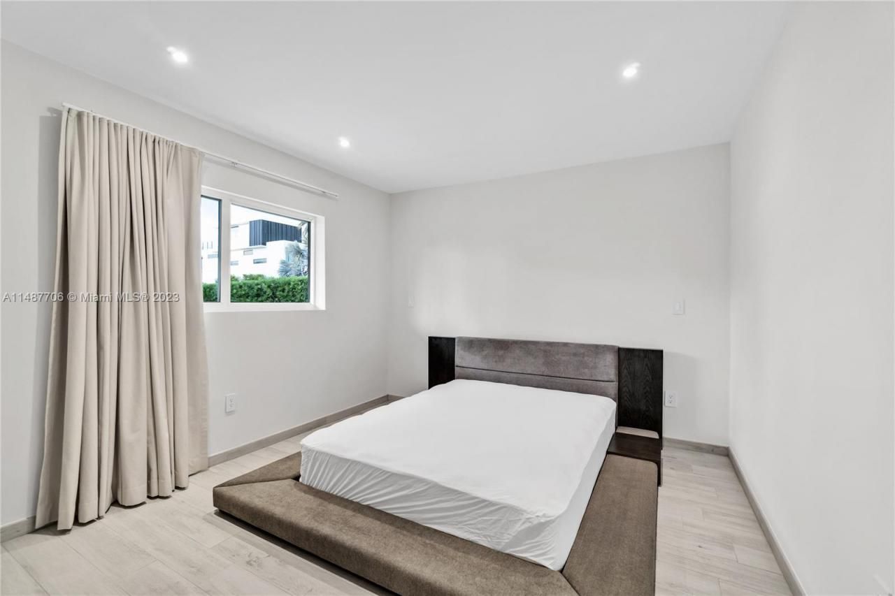 1030 N Venetian Dr, Miami, FL 33139 Photo