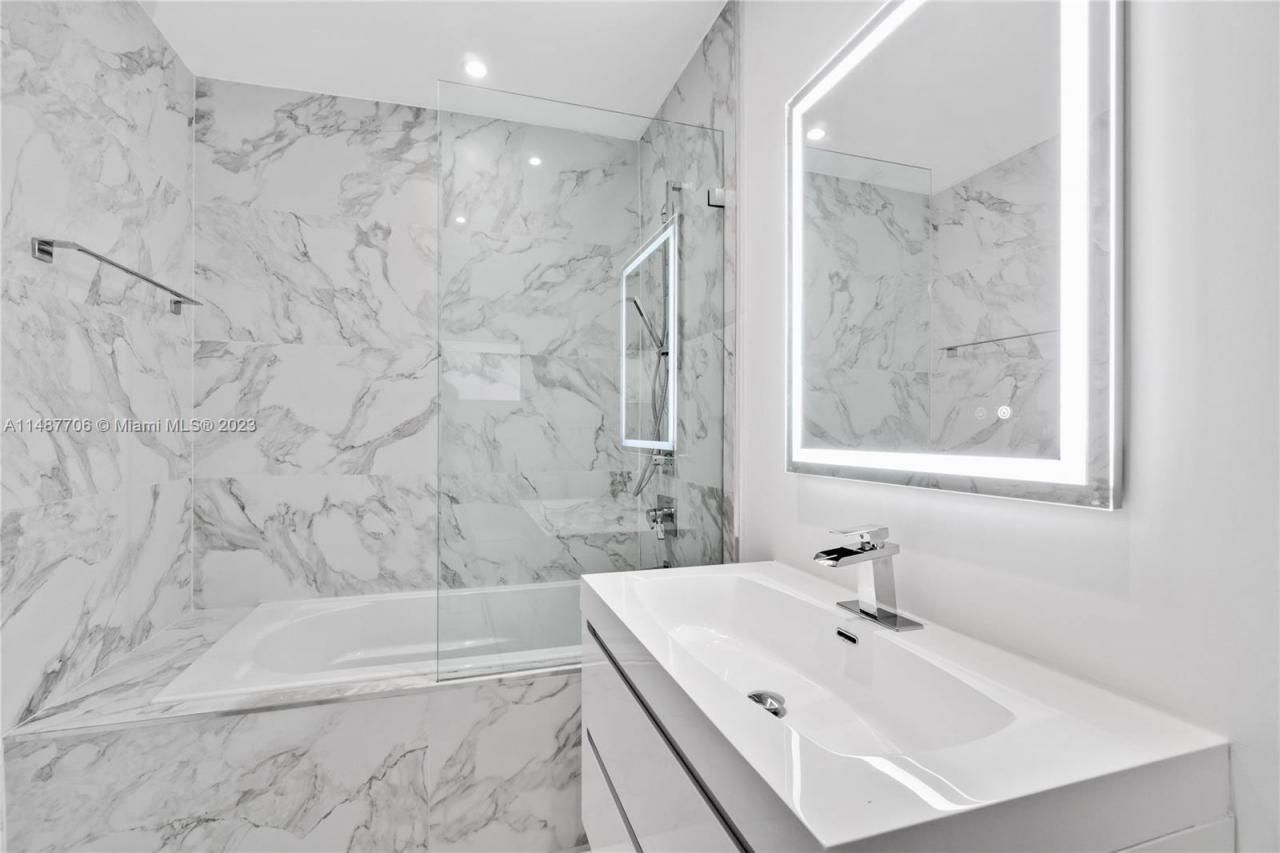 1030 N Venetian Dr, Miami, FL 33139 Photo