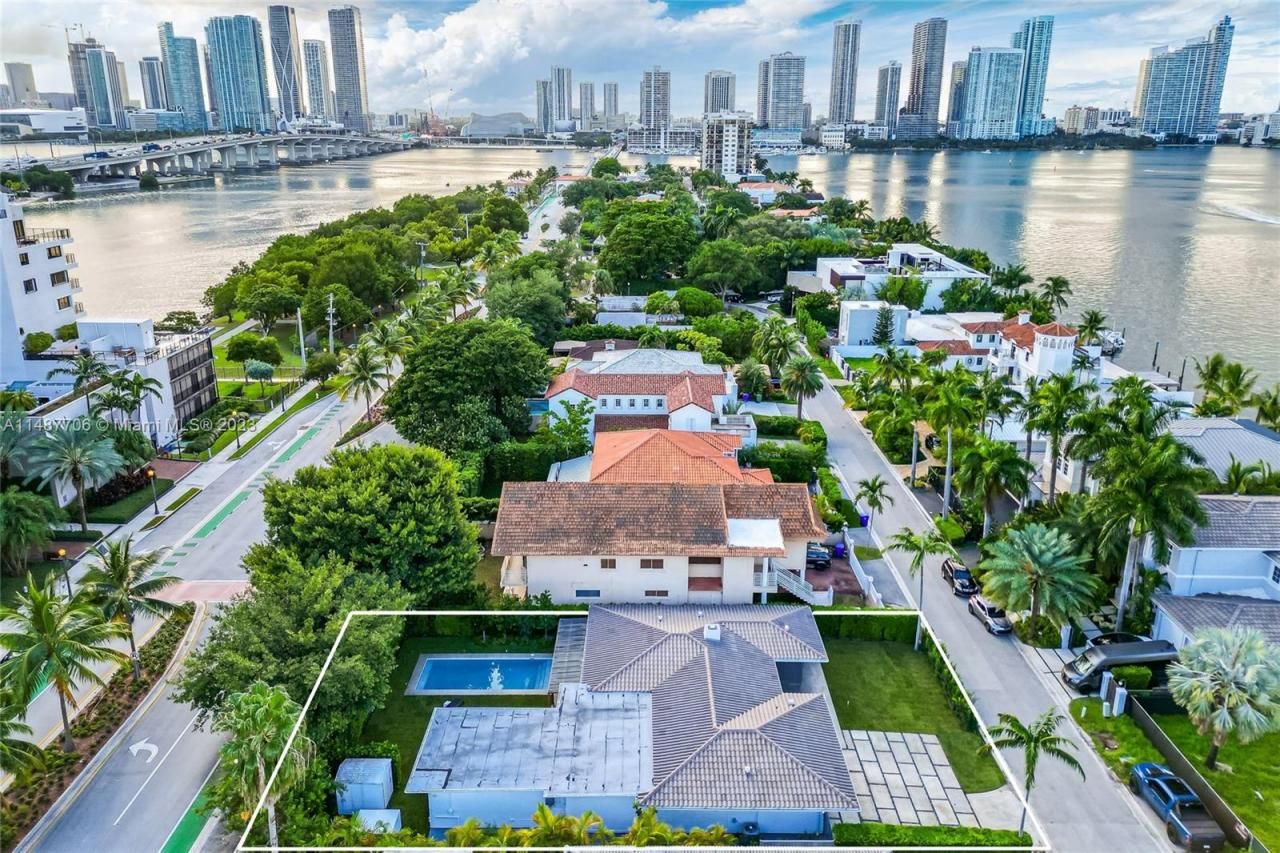 1030 N Venetian Dr, Miami, FL 33139 Photo