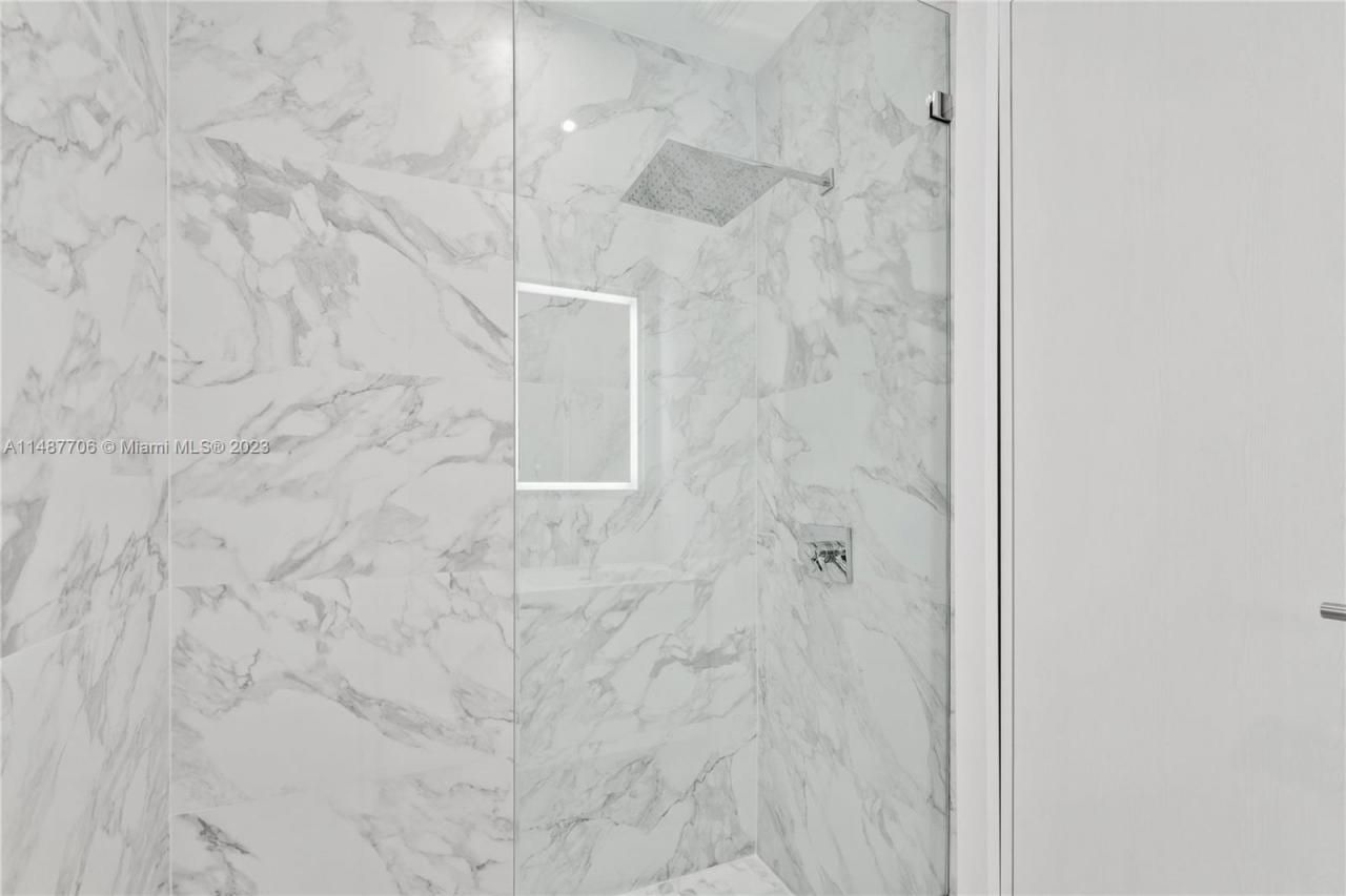 1030 N Venetian Dr, Miami, FL 33139 Photo