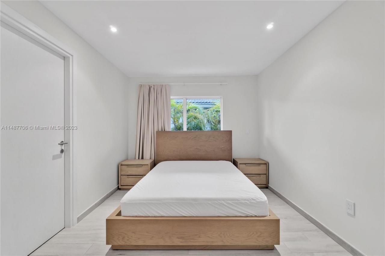 1030 N Venetian Dr, Miami, FL 33139 Photo