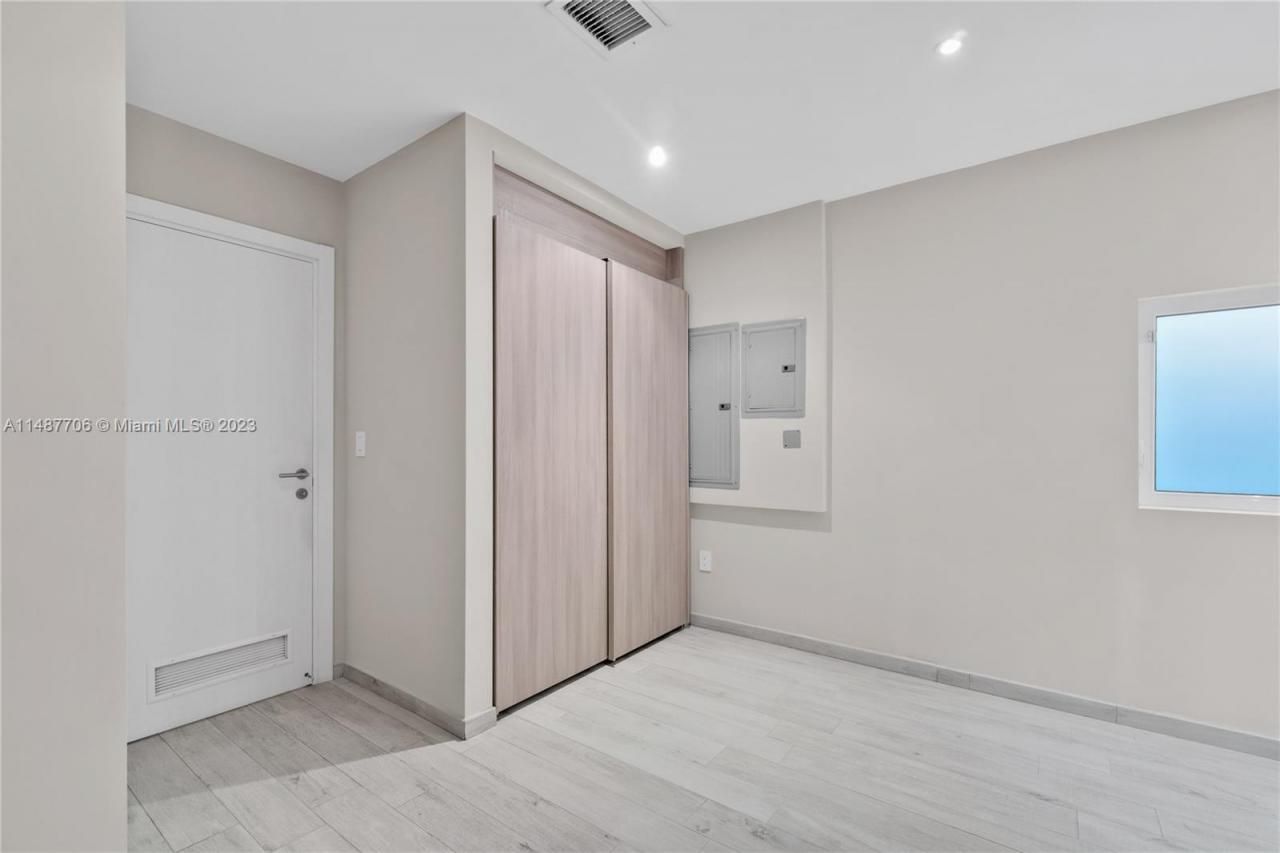 1030 N Venetian Dr, Miami, FL 33139 Photo