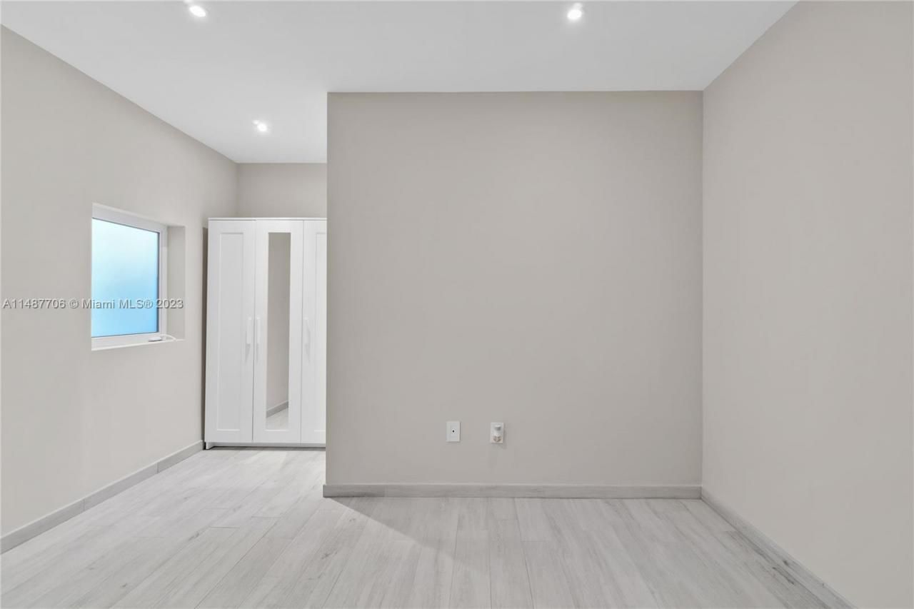 1030 N Venetian Dr, Miami, FL 33139 Photo