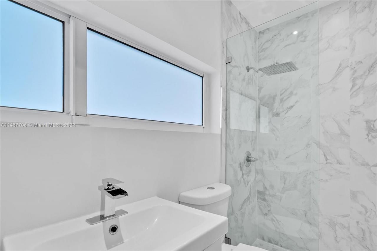 1030 N Venetian Dr, Miami, FL 33139 Photo