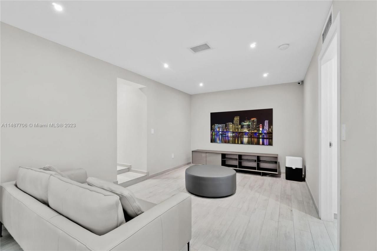 1030 N Venetian Dr, Miami, FL 33139 Photo