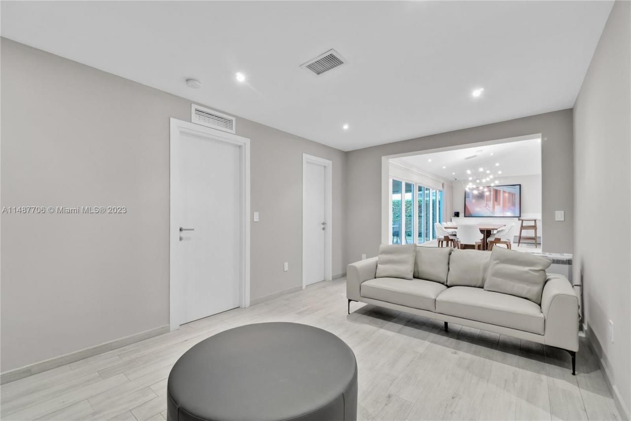 1030 N Venetian Dr, Miami, FL 33139 Photo