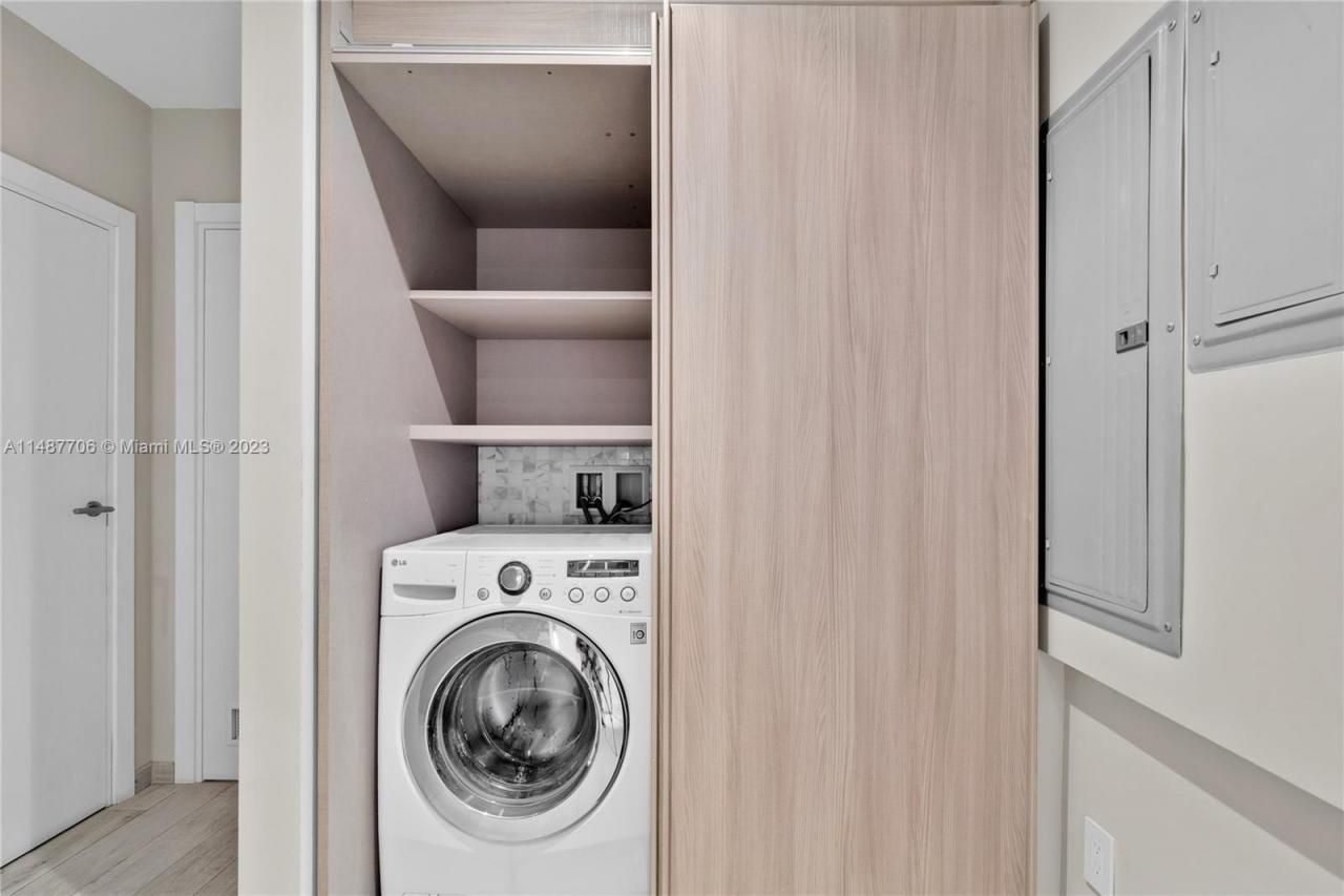 1030 N Venetian Dr, Miami, FL 33139 Photo