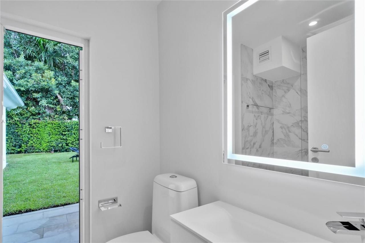 1030 N Venetian Dr, Miami, FL 33139 Photo