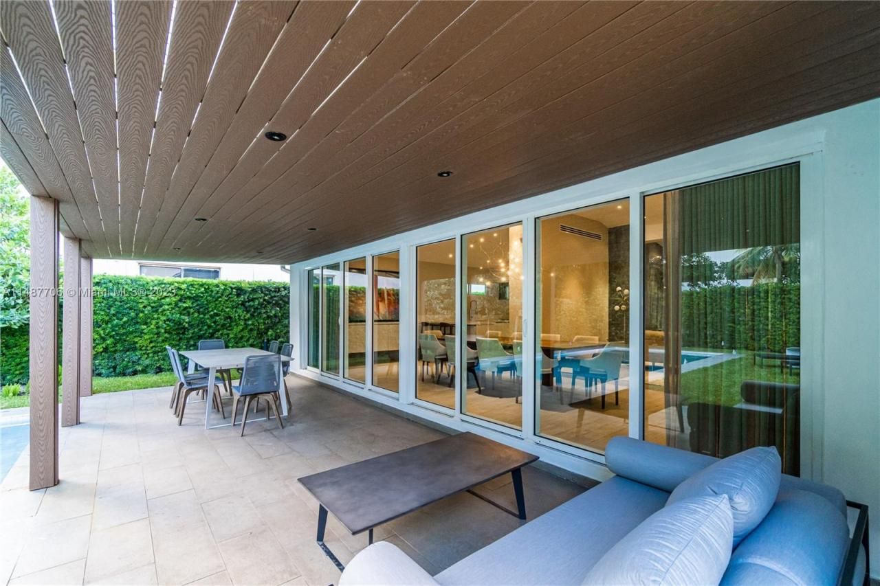 1030 N Venetian Dr, Miami, FL 33139 Photo