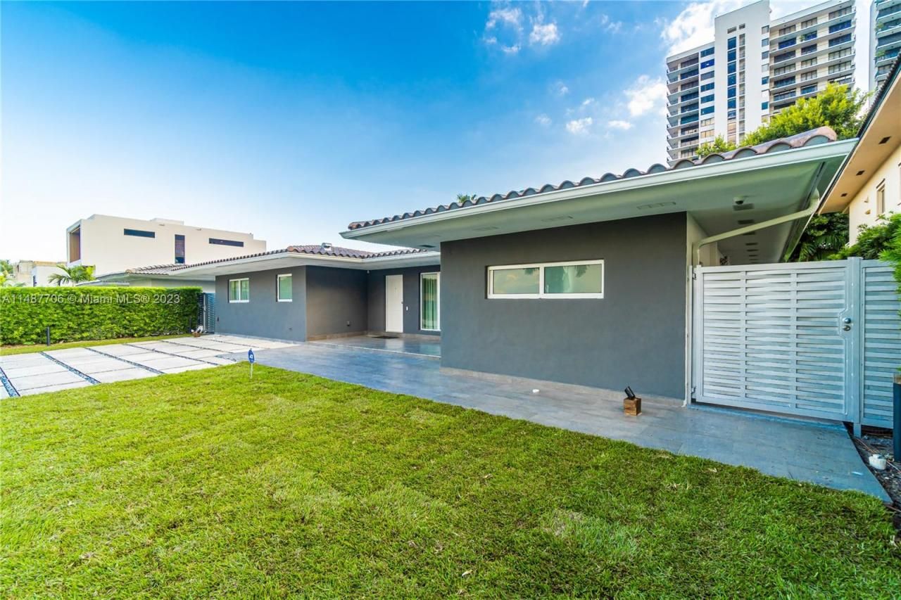 1030 N Venetian Dr, Miami, FL 33139 Photo