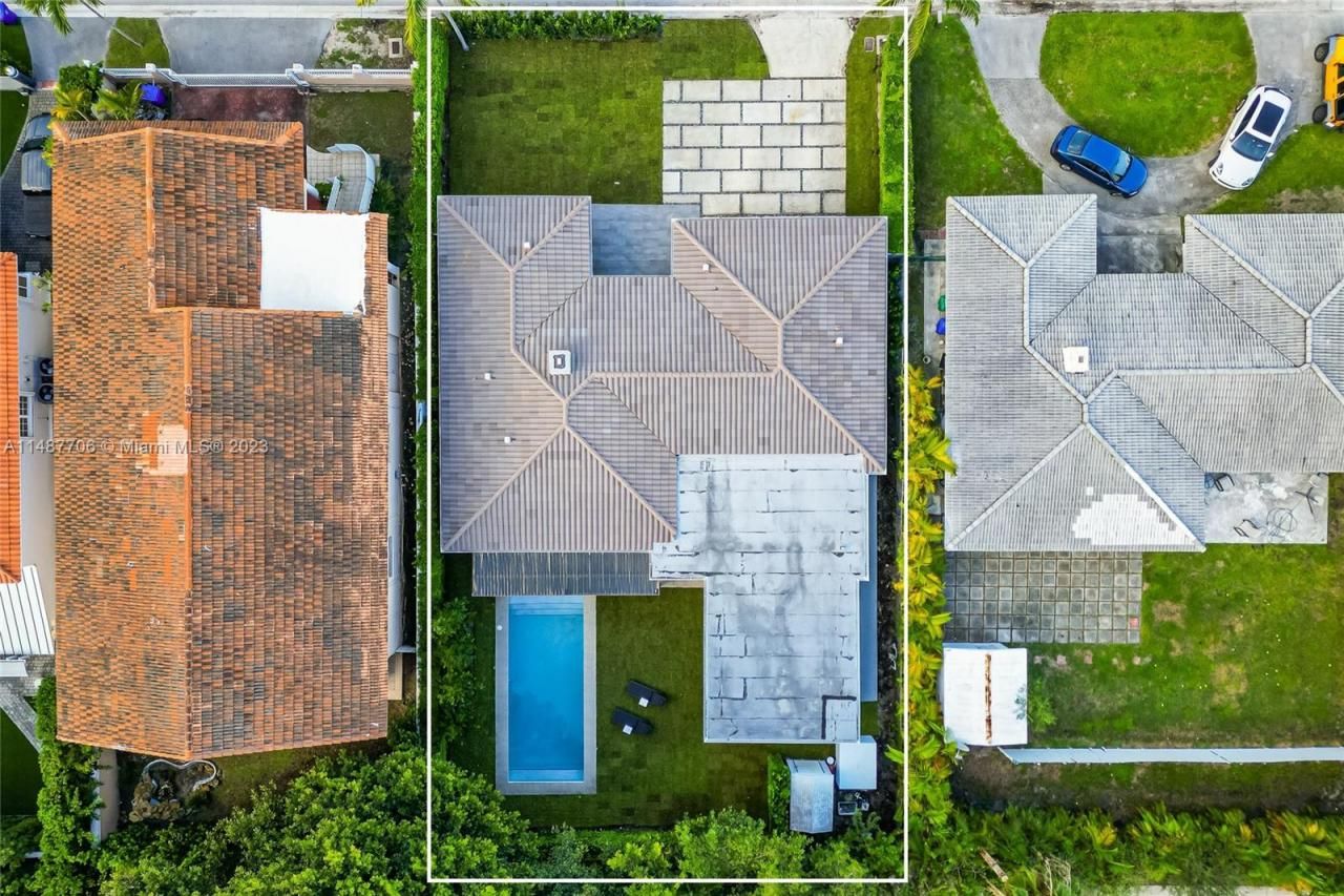 1030 N Venetian Dr, Miami, FL 33139 Photo