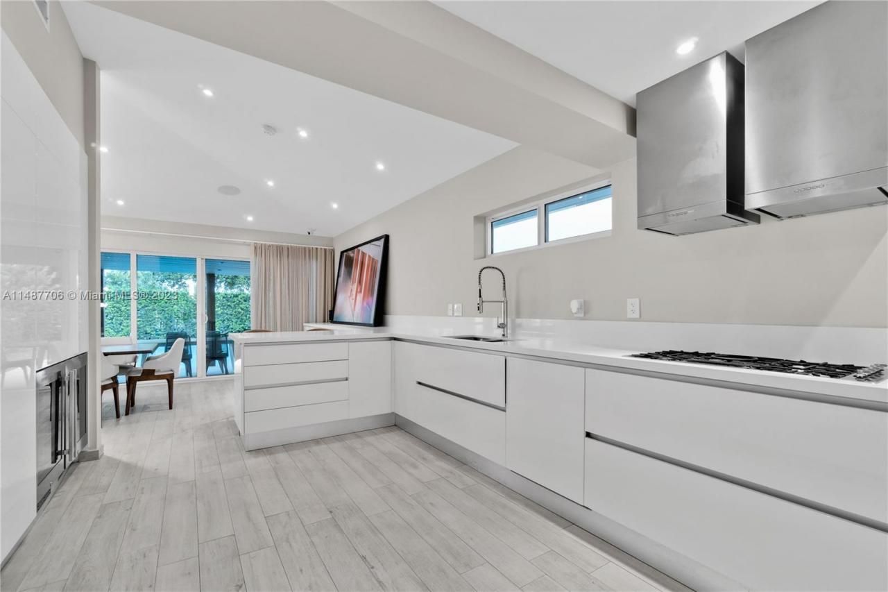 1030 N Venetian Dr, Miami, FL 33139 Photo