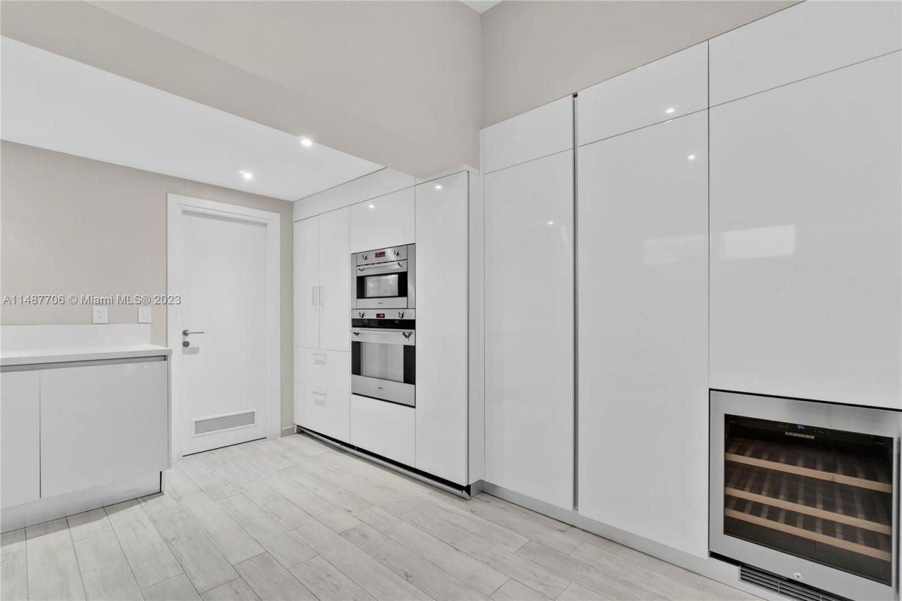 1030 N Venetian Dr, Miami, FL 33139 Photo