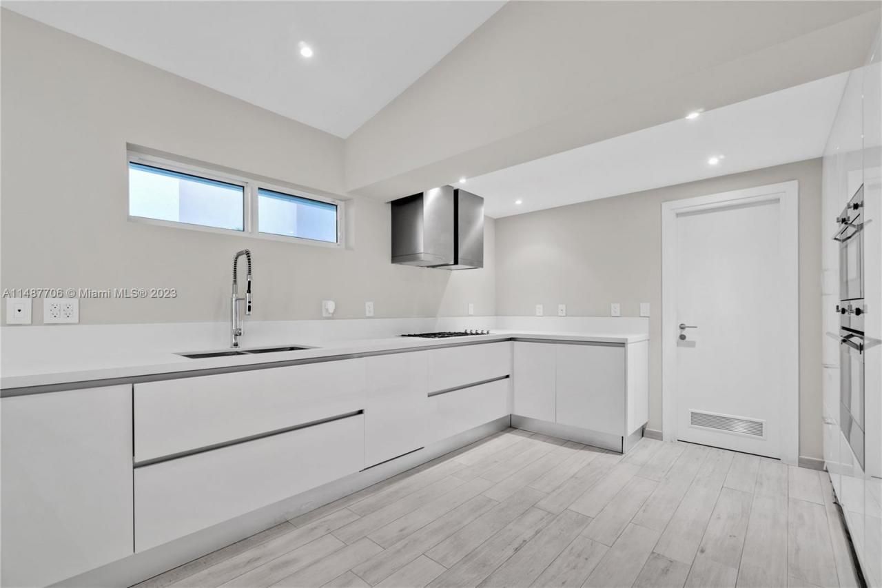 1030 N Venetian Dr, Miami, FL 33139 Photo