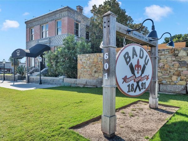 601 Bessemer Ave, Llano, TX 78643