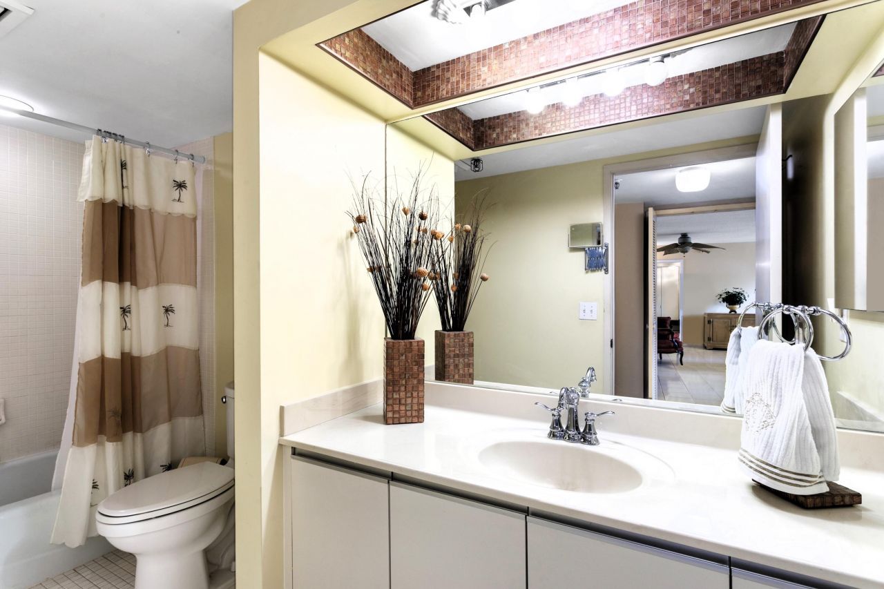 2480 Presidential Way, Unit 403, West Palm Beach, FL 33401 Photo