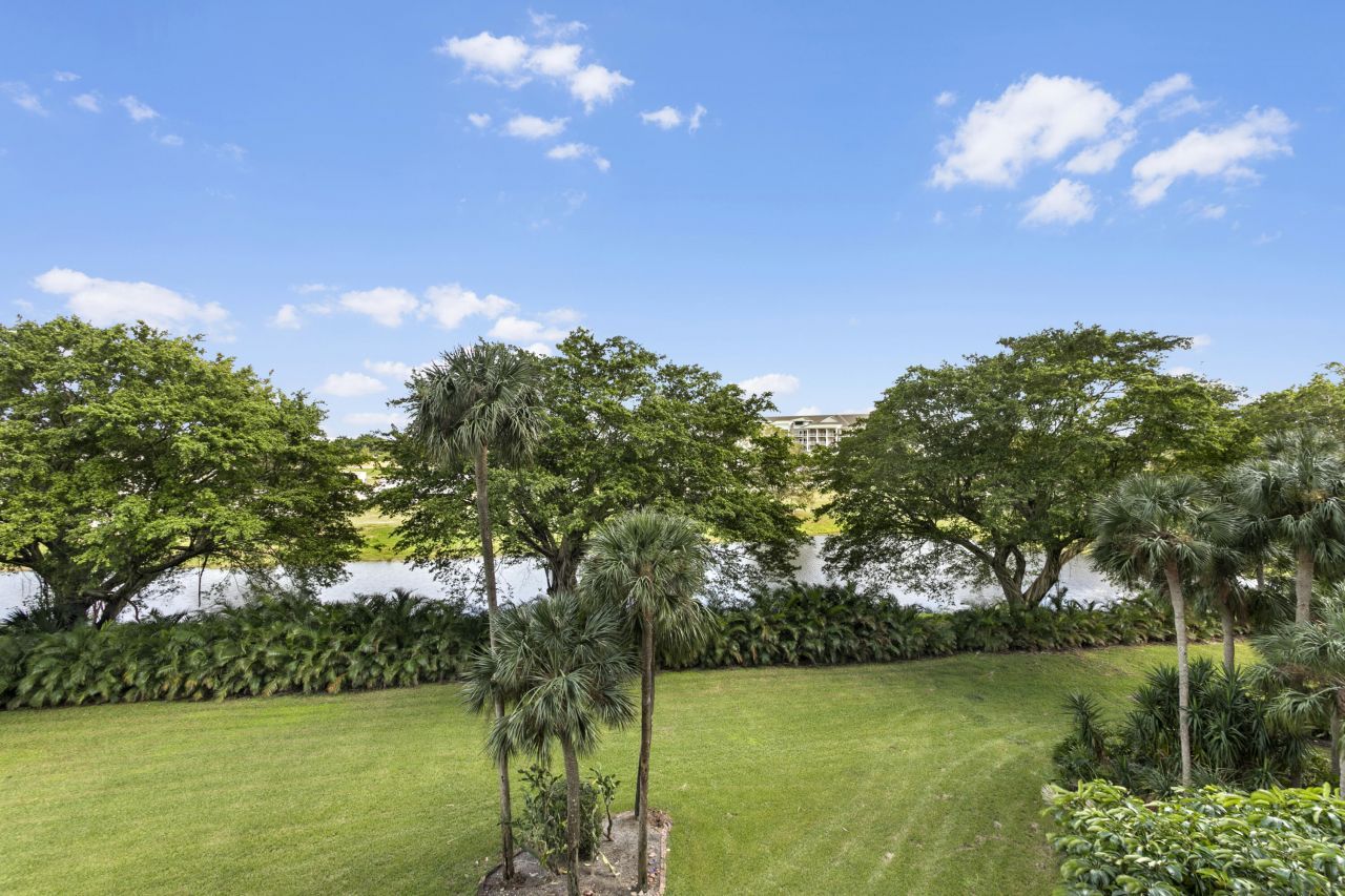 2480 Presidential Way, Unit 403, West Palm Beach, FL 33401 Photo