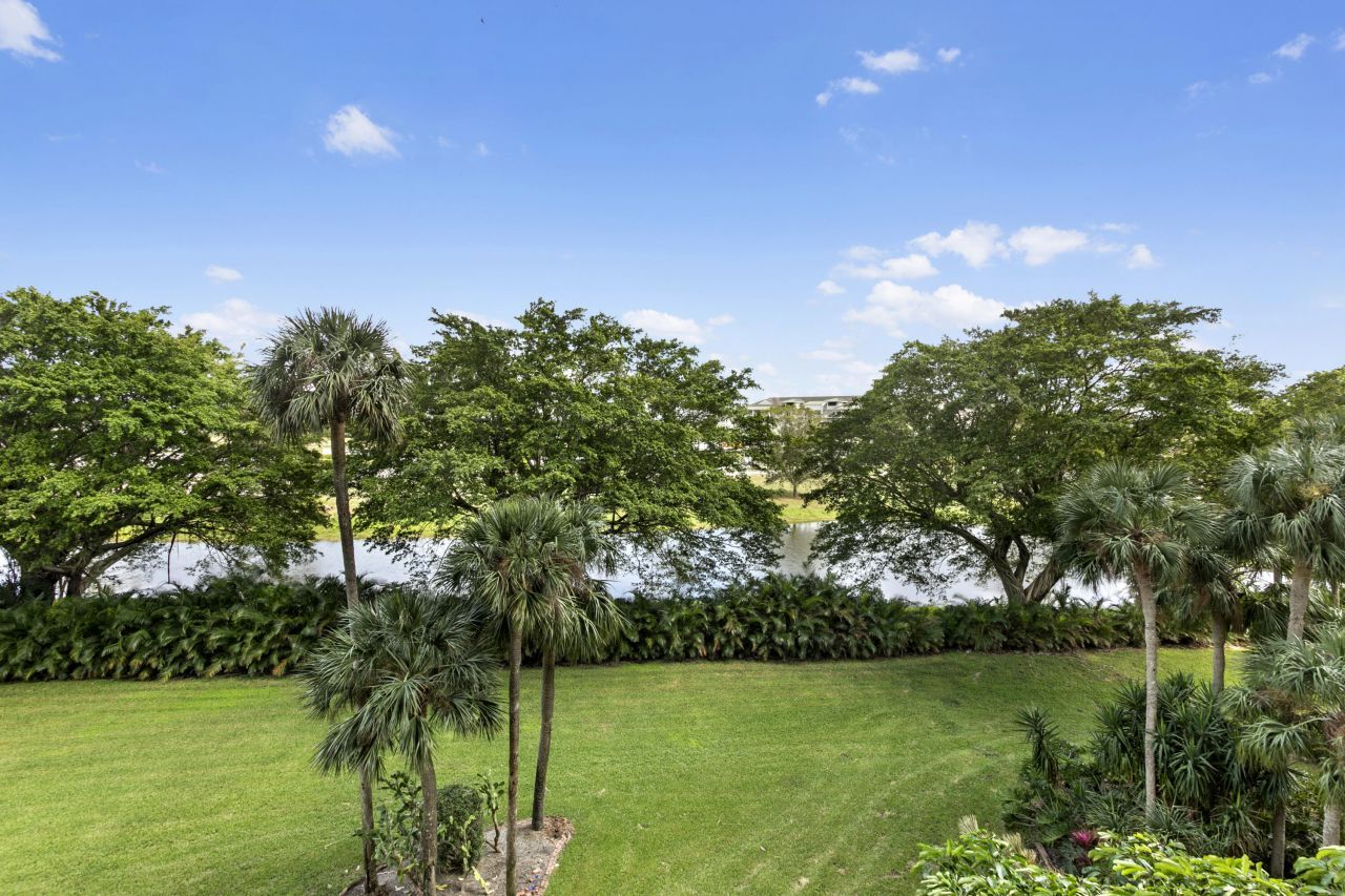 2480 Presidential Way, Unit 403, West Palm Beach, FL 33401 Photo