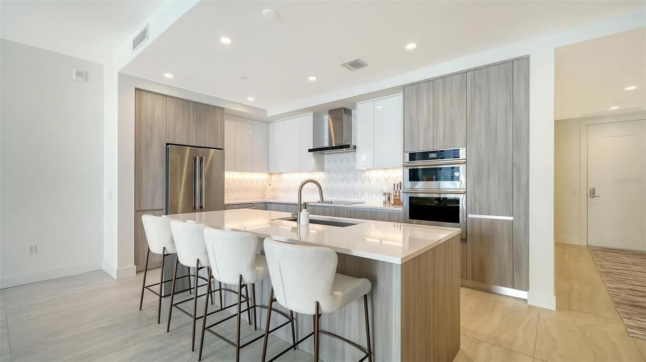 301 Quay Commons Drive, Unit 704, Sarasota, FL 34236 Photo