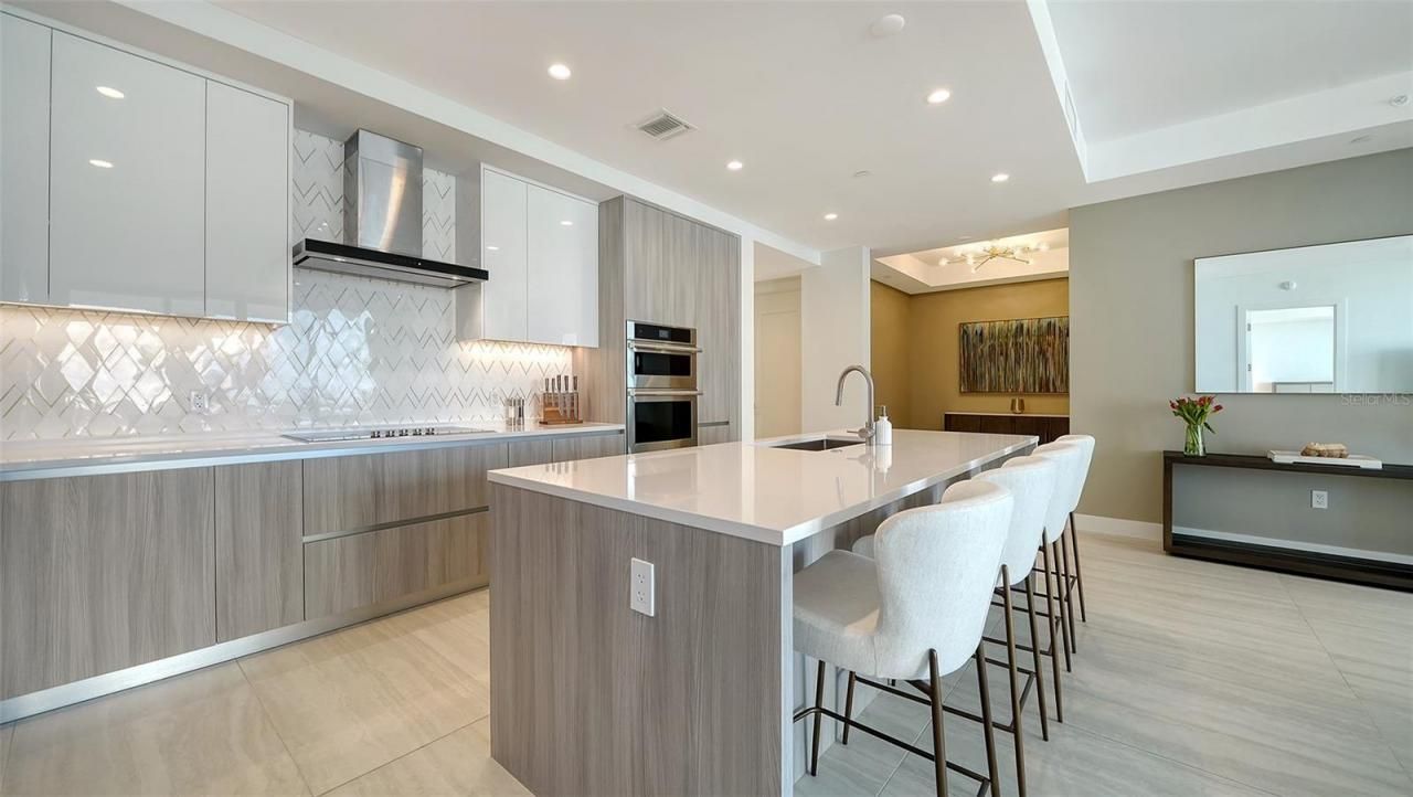 301 Quay Commons Drive, Unit 704, Sarasota, FL 34236 Photo