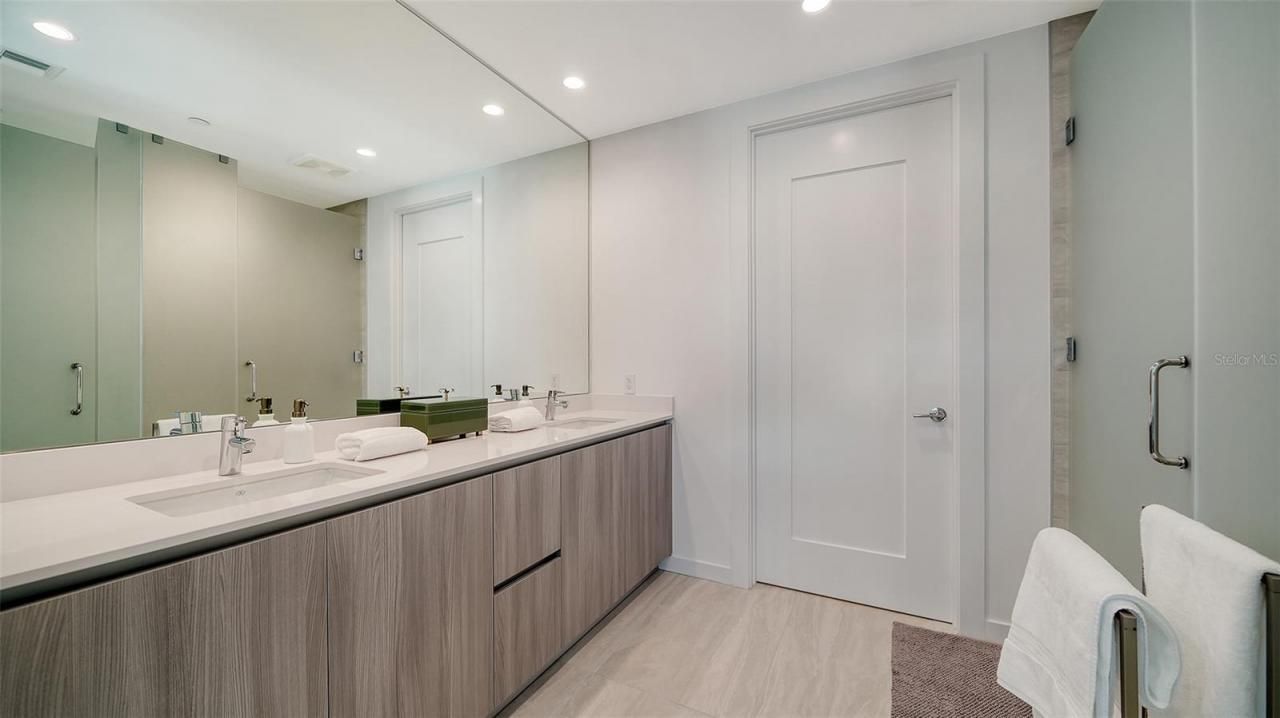 301 Quay Commons Drive, Unit 704, Sarasota, FL 34236 Photo