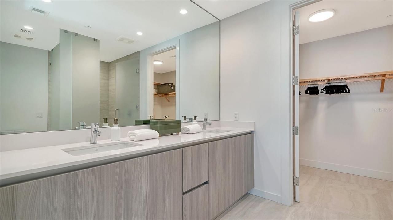 301 Quay Commons Drive, Unit 704, Sarasota, FL 34236 Photo