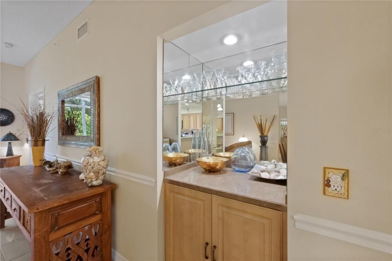 9611 Castle Point Drive, Unit 915, Sarasota, FL 34238 Photo