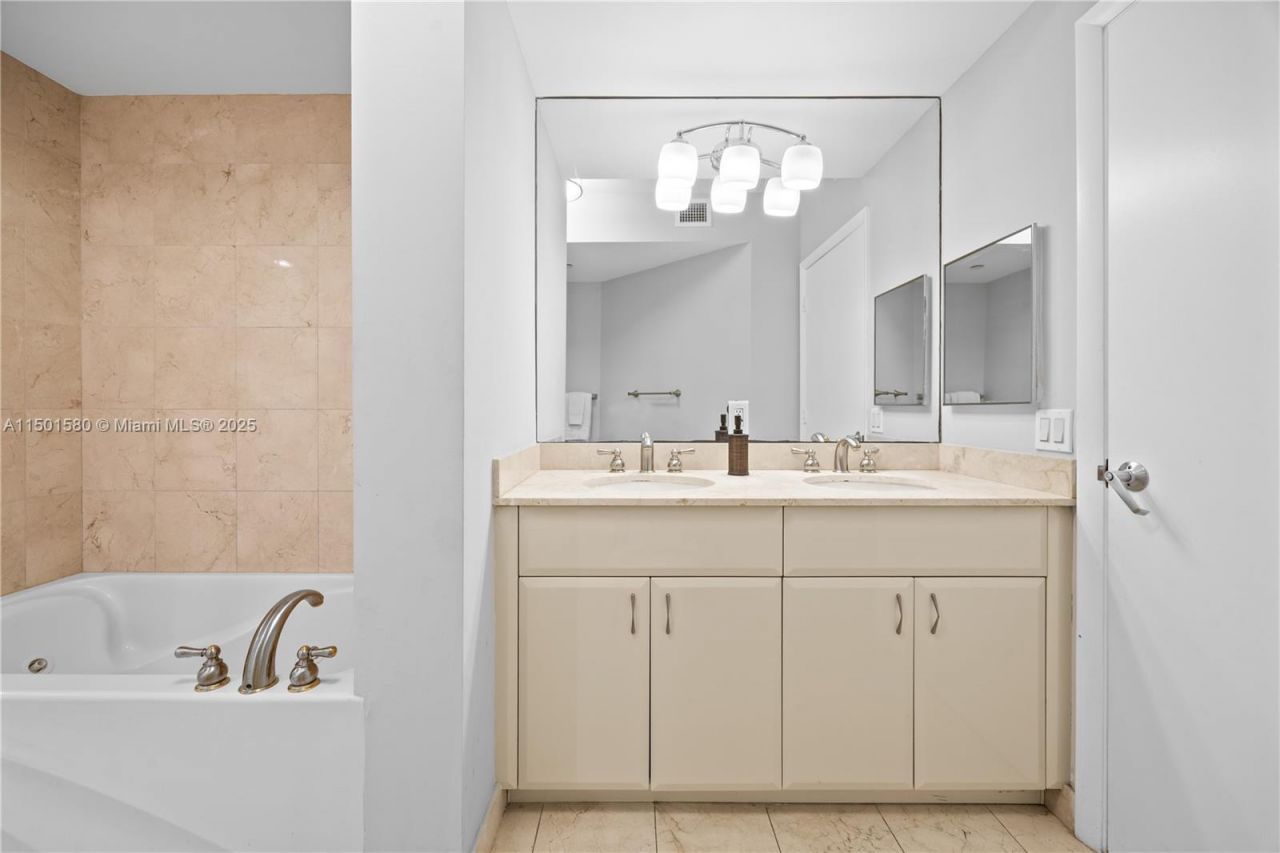 6365 Collins Ave, Unit 4106, Miami Beach, FL 33141 Photo