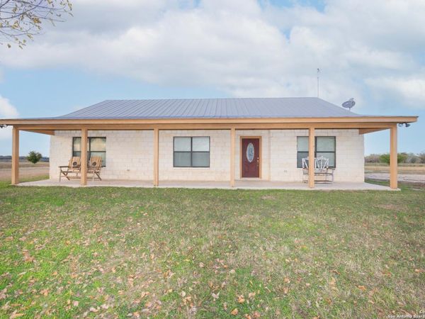 9587 FM-2200, Yancey, TX 78886