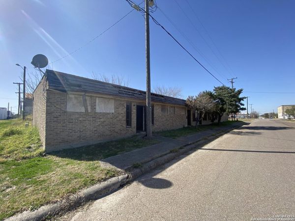 118 N South St, Mathis, TX 78368