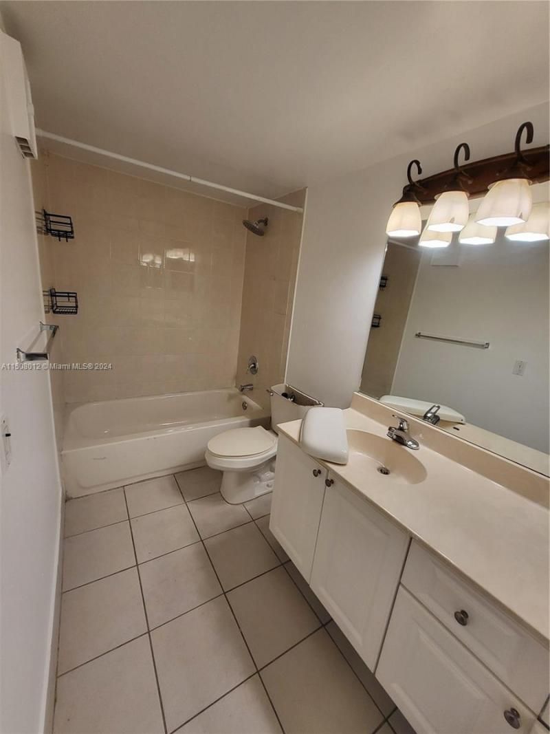 711 N Pine Island Rd, Unit 111, Plantation, FL 33324 Photo