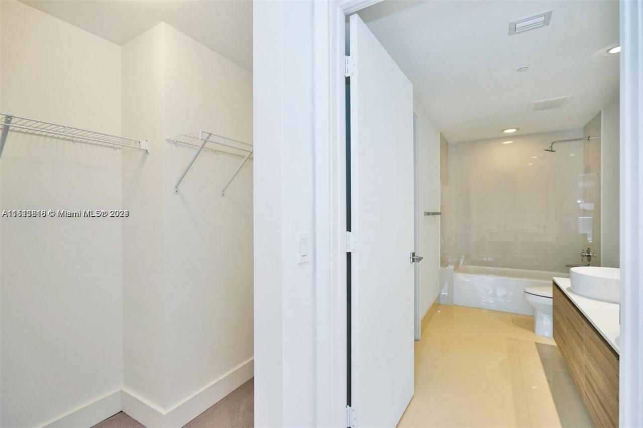 121 NE 34th St, Unit L302, Miami, FL 33137 Photo