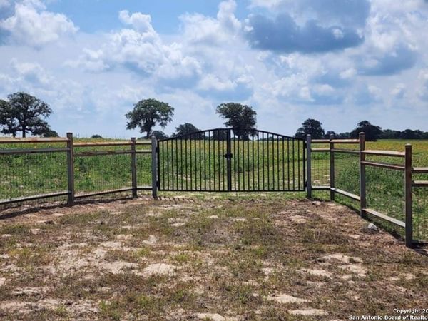 233 TRIPLE BEND DR, La Vernia, TX 78121