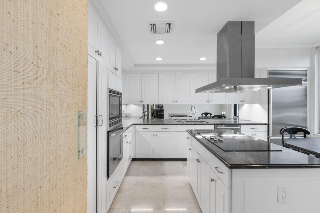 200 Bradley Place, Unit 301, Palm Beach, FL 33480 Photo