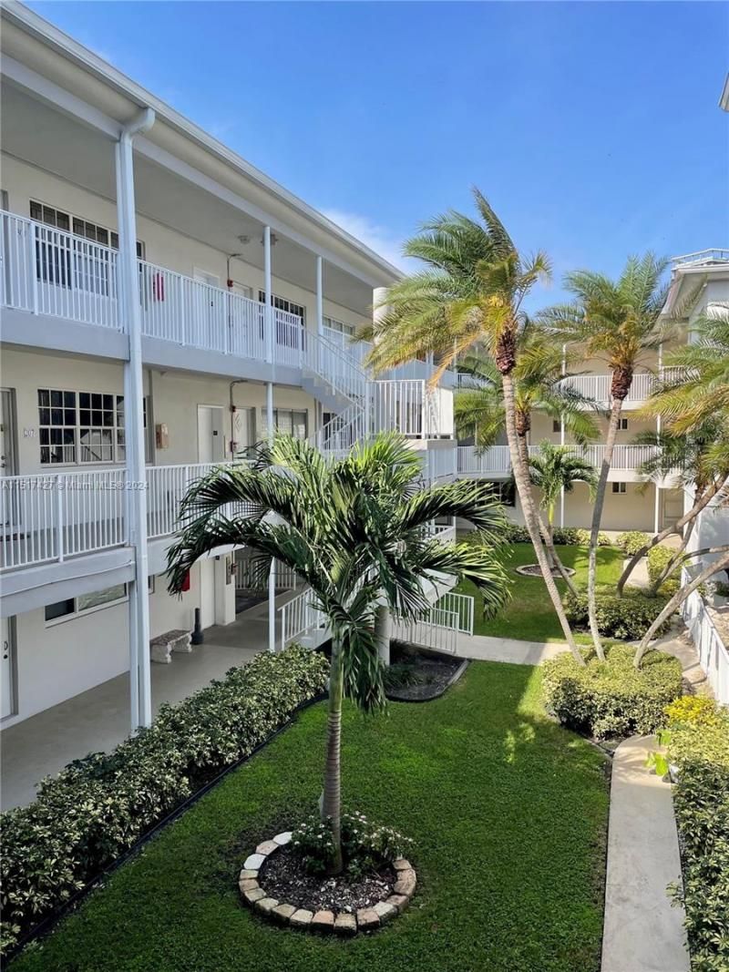 462 Golden Isles Dr, Unit 210, Hallandale Beach, FL 33009 Photo