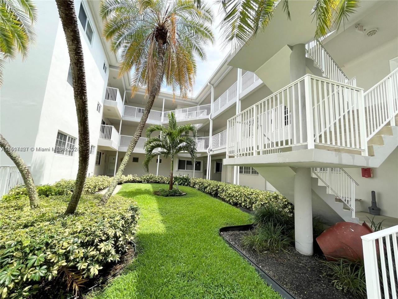 462 Golden Isles Dr, Unit 210, Hallandale Beach, FL 33009 Photo