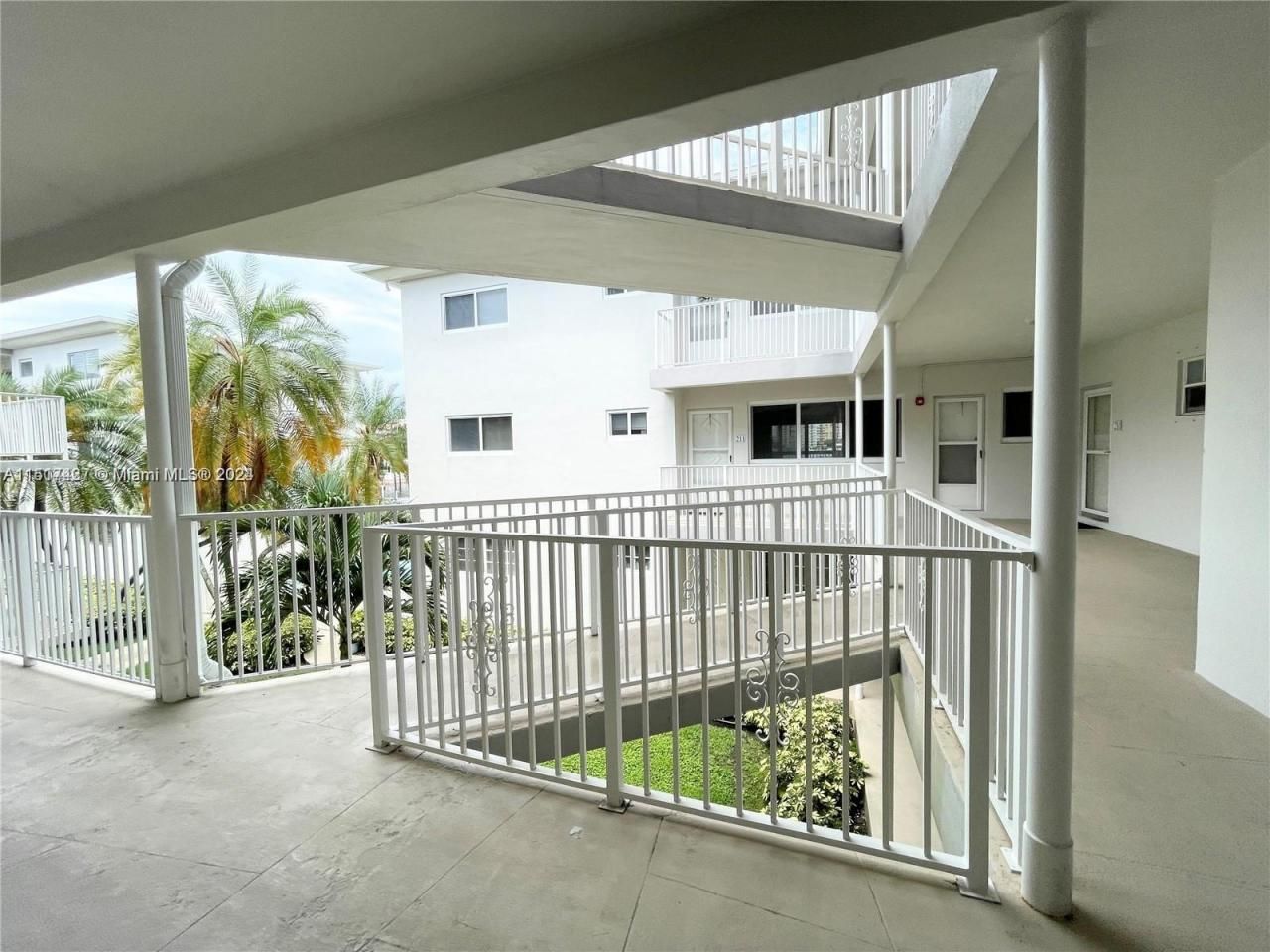 462 Golden Isles Dr, Unit 210, Hallandale Beach, FL 33009 Photo