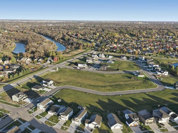 321 48th Avenue S, Moorhead, MN 56560