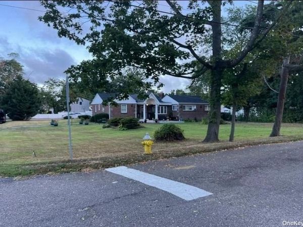 38 Hilltop Lane, Wheatley Heights, NY 11798